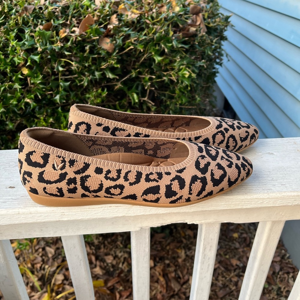 Vivaia Pointed Toe Ballet Flats Womans 9.5 Aria Leopard Print - Picture 2 of 7